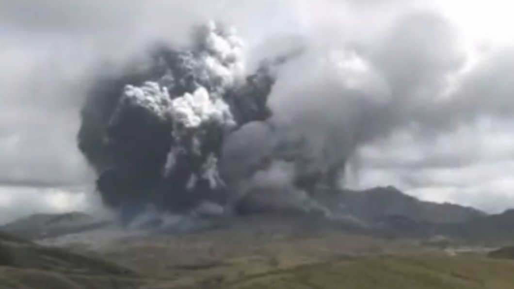 熊本阿蘇火山爆發。（圖／翻攝自@Yuraldo1000推特）