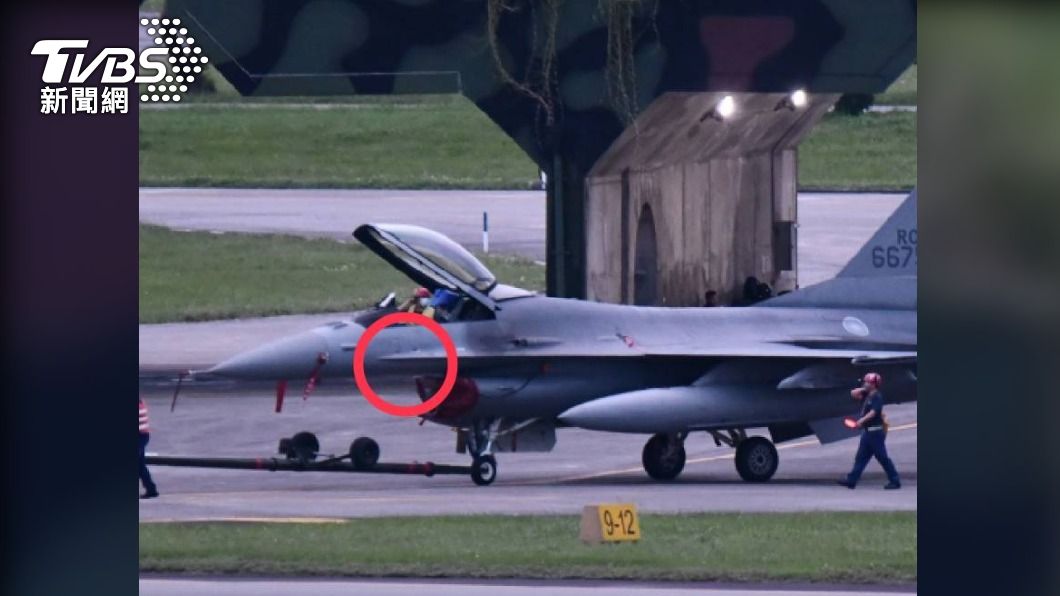 F16V戰機機身蒙皮發現不明受損。（圖／TVBS）