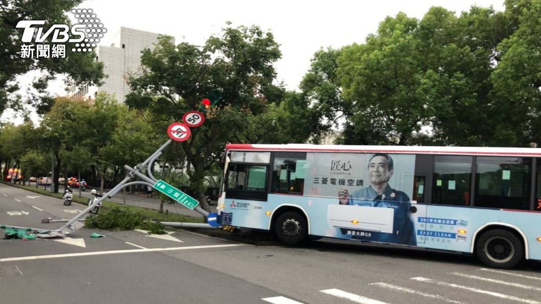 公車撞上路中央號誌。（圖／TVBS） 司機「手滑」突撞紅綠燈桿！歪腰橫躺馬路中央　幸未釀傷