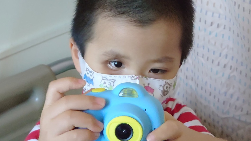 4歲多的張小弟發現右眼罹患視網膜母細胞瘤。（圖／翻攝自高雄醫學大學附設中和紀念醫院臉書）