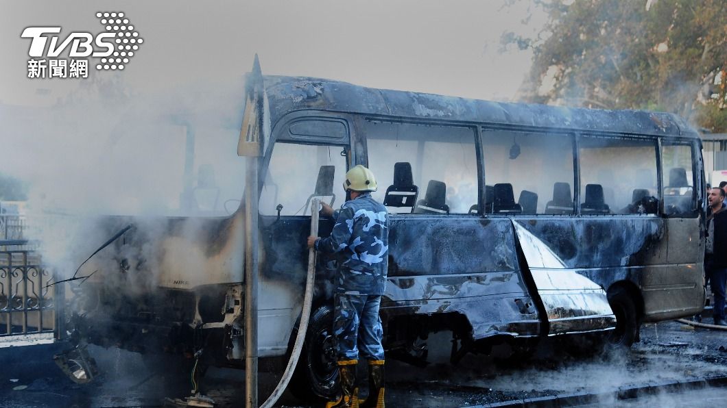 敘國一輛軍用巴士在大馬士革遇襲造成14人死亡。（圖／達志影像美聯社）