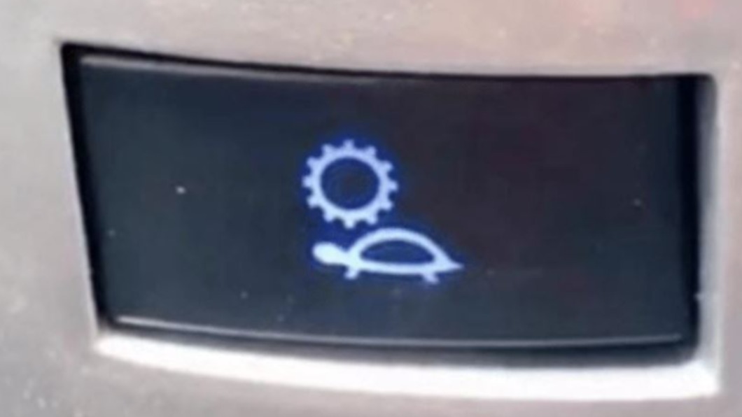 網友發現儀表板有「烏龜曬太陽」的圖案。（圖／翻攝自「加藤軍台灣粉絲團2.0」臉書）