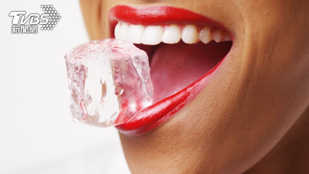 醫師表示，發現有些人有「咬冰塊」的習慣。（示意圖／shutterstock達志影像）
