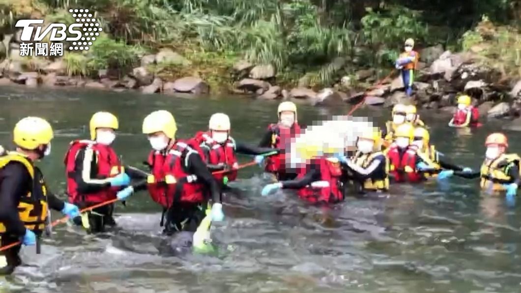 救難人員將劉小妹抬過肩不想讓她泡到水。（圖／TVBS）