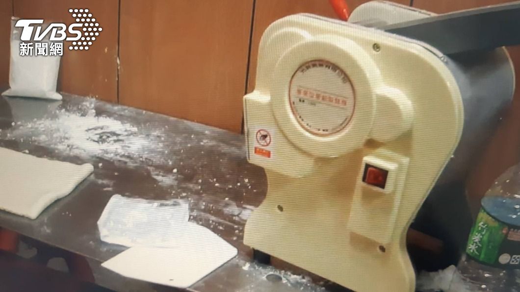 小吃店員工操作製麵機發生意外。（圖／TVBS）