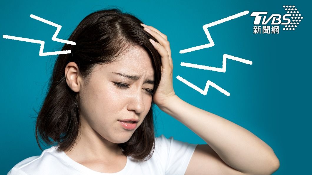 不少人都有頭痛的困擾，按壓止痛4穴位，搭配天然中藥茶，適合壓力型頭痛、失眠型頭痛的人。（示意圖／shutterstock達志影像）
