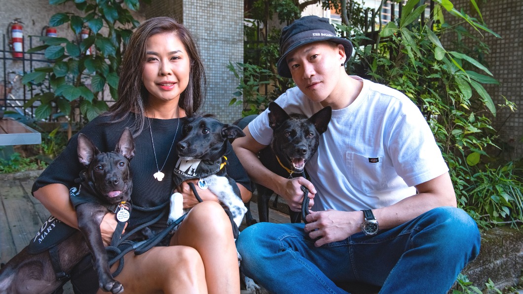 瑪莉愛狗協會負責人瑪莉老師（左）是何潤東導演的國小一年級同學。（圖／LiTV、HBO GO提供）