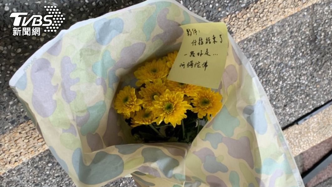 其他外送夥伴到現場送上花束和小卡哀悼。（圖／TVBS）