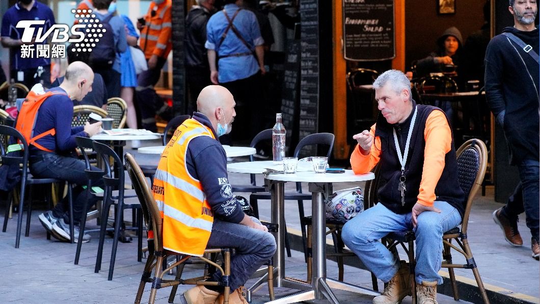 （圖／達志影像路透社） 澳洲墨爾本結束逾260天封鎖　民眾出門暢飲慶祝