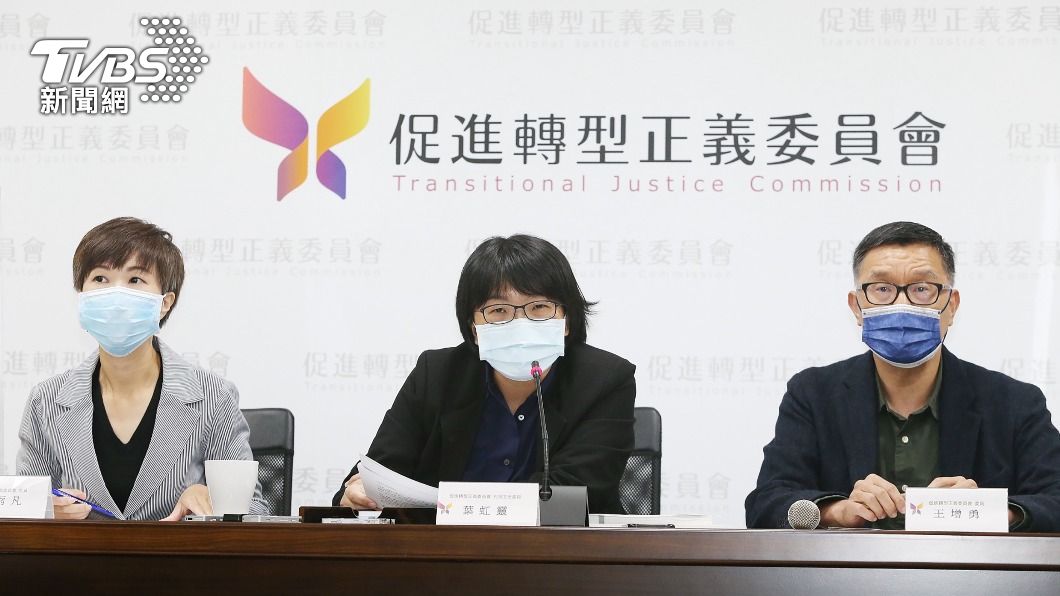 陳雨凡（左）表示，促轉會於草案中規劃專章處理加害者的識別、揭露及處置。（圖／中央社）