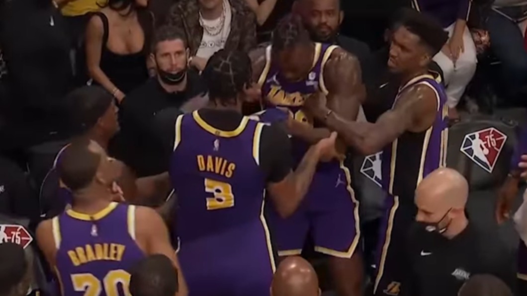 戴維斯與霍華在場邊爆發推擠衝突。（圖／翻攝自MLG Highlights YouTube） NBA湖人出師不利爆內訌　2球星「場邊推擠」嚇壞觀眾