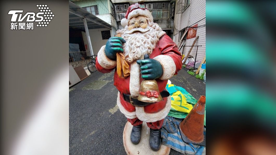 回收業者發起拍賣耶誕老公公活動。（圖／TVBS）
