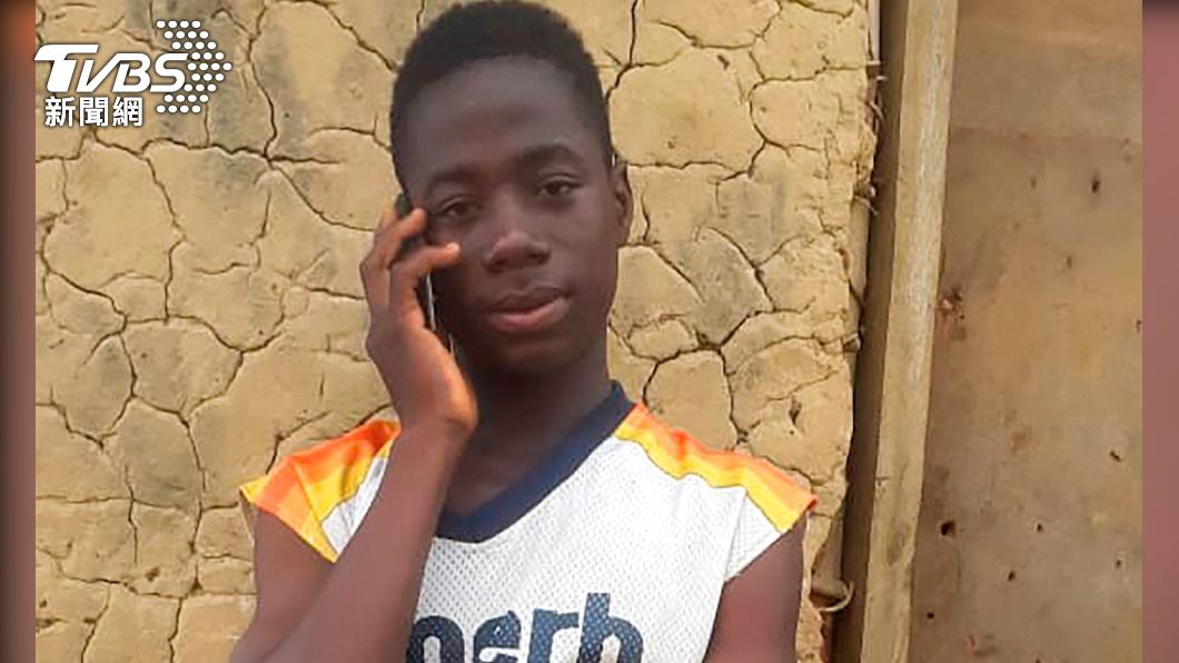 19歲少年圖洛（Emmanuel Tuloe）。（圖／達志影像美聯社） 拾金不昧翻轉人生！賴比瑞亞總統讚他誠實　給獎學金、月俸