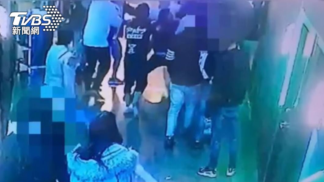 一群年輕人在KTV包廂外爆發衝突。（圖／TVBS）