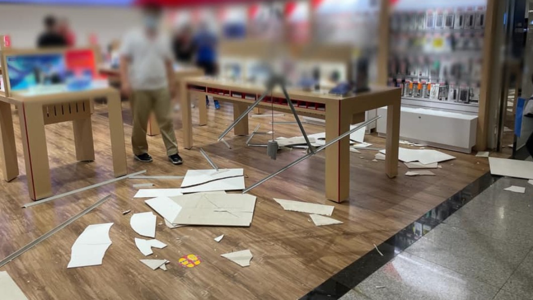 信義威秀店家天花板被震壞。（圖／翻攝自陳嘉樺 Ella臉書）