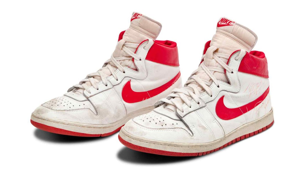 此次拍出的白底紅勾「Nike Air Ships」。（圖／翻攝自Bloomberg Quicktake 推特 @Quicktake）  喬丹NBA「戰鞋」創拍賣紀錄！4100萬元天價成交