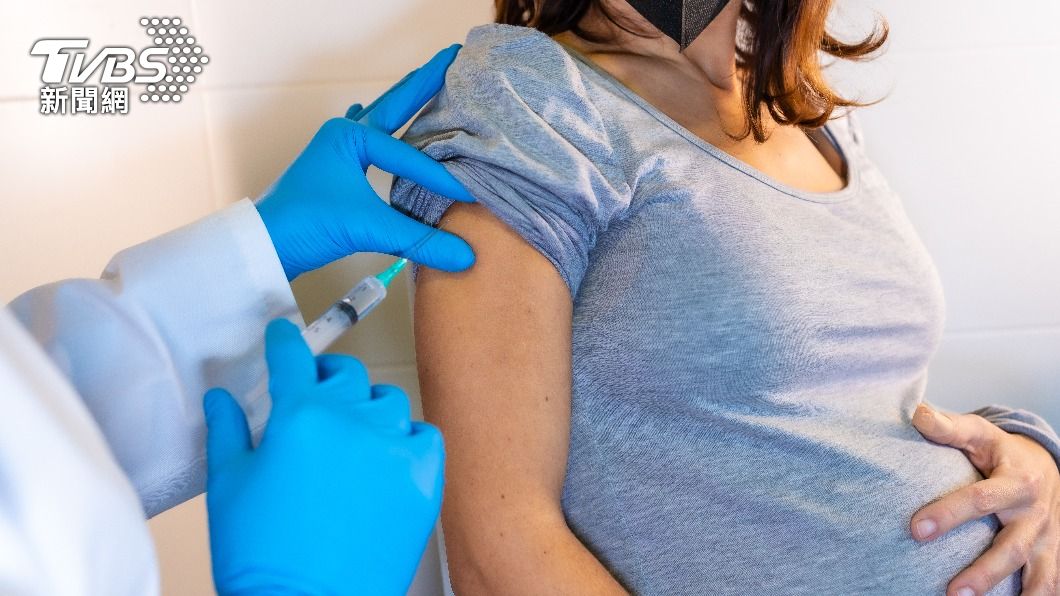 美國疾病管制與預防中心（CDC）呼籲，孕婦需盡速接種新冠肺炎疫苗。（示意圖／shutterstock達志影像） 憂影響胎兒　美國高達三分之二孕婦未接種疫苗