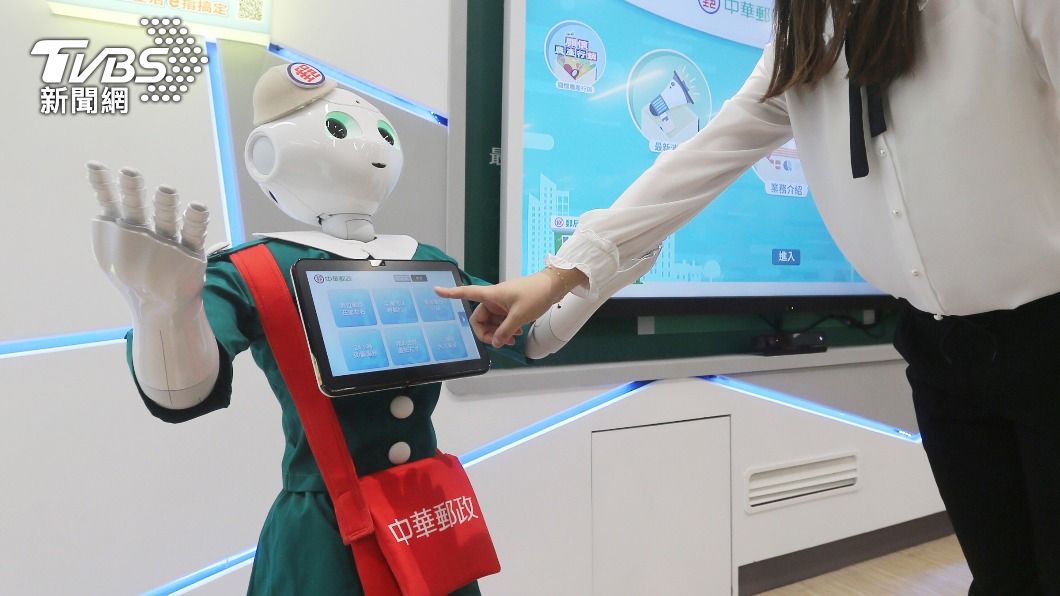 圖為台北金南郵局107年啟用數位郵局，民眾可透過Pepper機器人互動導覽。（圖／中央社）