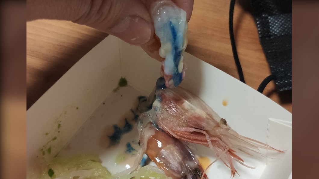 男子吃蝦驚見炸出「整條藍色」。（圖／翻攝自「爆系知識家」）