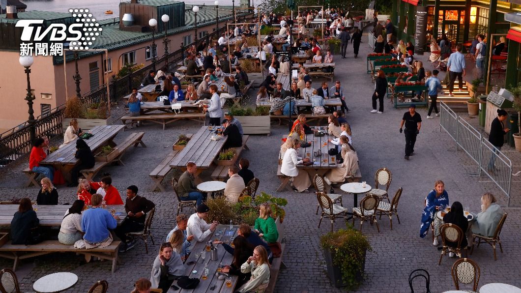 瑞典民眾在戶外用餐，幾乎已恢復正常生活。（圖／達志影像美聯社）