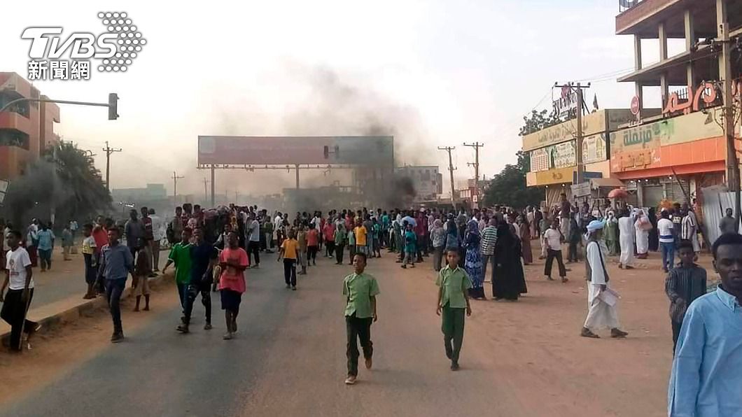蘇丹軍人與抗議群眾爆發衝突。（圖／達志影像美聯社） 蘇丹反政變至少11死　拜登籲恢復文人統治