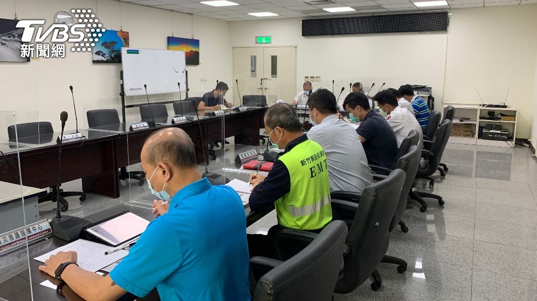 新竹消防局召集科室主管開會檢討作業流程，避免類似案件再發生。（圖／中央社）