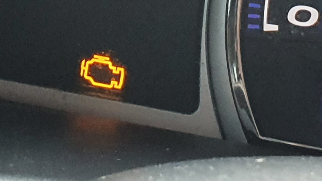 一名女網友分享開車時看到車子儀表板突然狂閃一個黃色燈號。（圖／翻攝自臉書社團「爆系知識家」）
