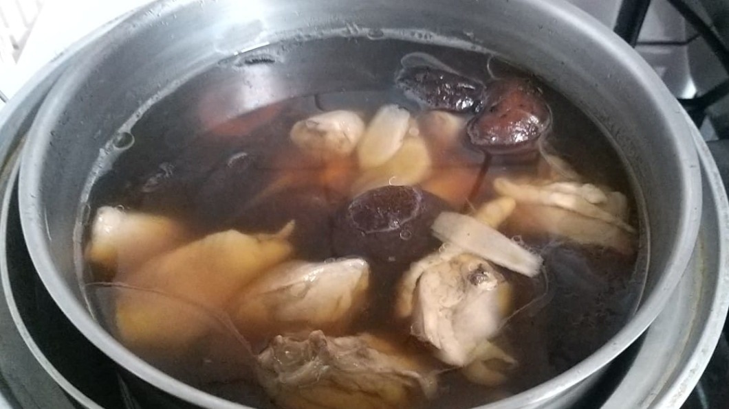 網友分享煮香菇雞湯的撇步。（圖／翻攝自「家常菜」臉書）