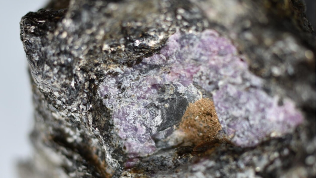 科學家在紅寶石樣本所含有的石墨中，發現古老生命的痕跡。（圖／翻攝自UNIVERSITY OF WATERLOO）