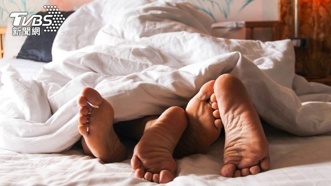 一名人妻知道丈夫出軌且對性需求很大極力在床事部分取悅對方。（示意圖／shutterstock達志影像）
