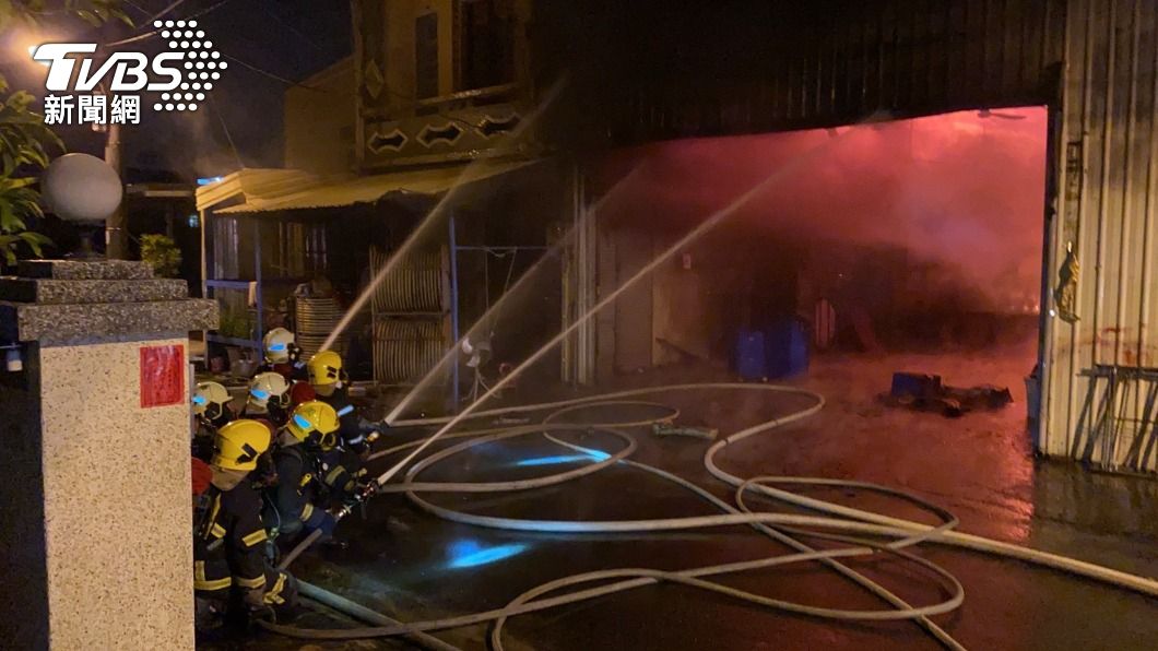 東港辦桌倉庫起火。（圖／TVBS） 放「辦桌」用的倉庫火燒了！瓦斯桶助燃、爆炸聲連連