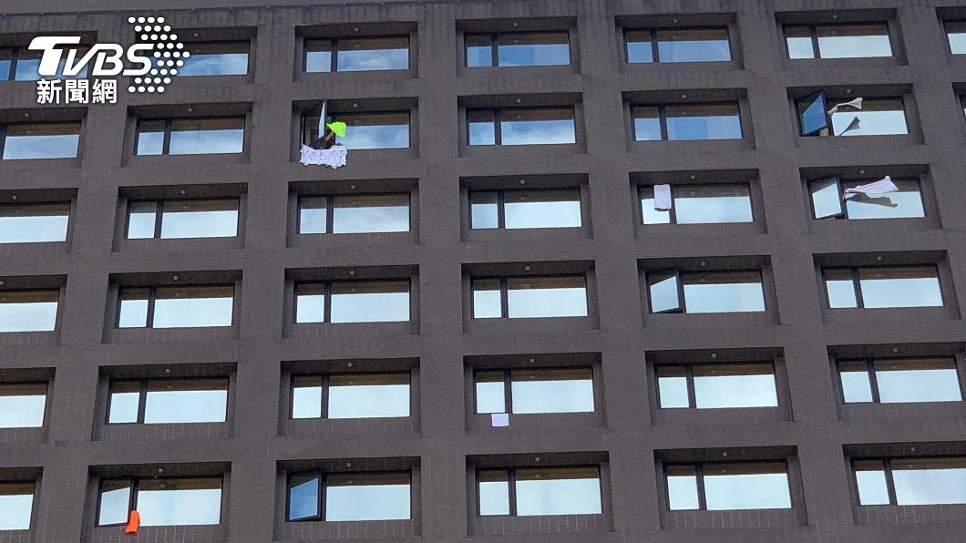 桃園市機師職業工會發起「黃飄帶運動」，飯店內有機組員響應行動。（圖／中央社）