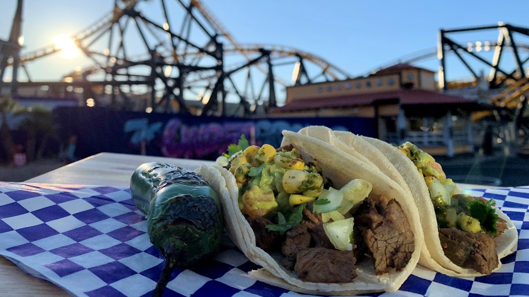 一名男子在遊樂園解決自己的午、晚餐。（圖／翻攝自@SFMagicMountain 推特）