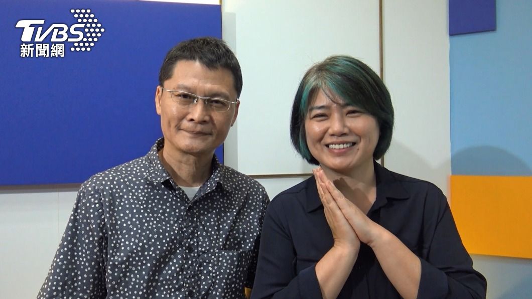 俗女2榮獲國際東京戲劇節肯定，導演陳長綸（左）、嚴藝文（右）錄影致謝。（圖／中央社）