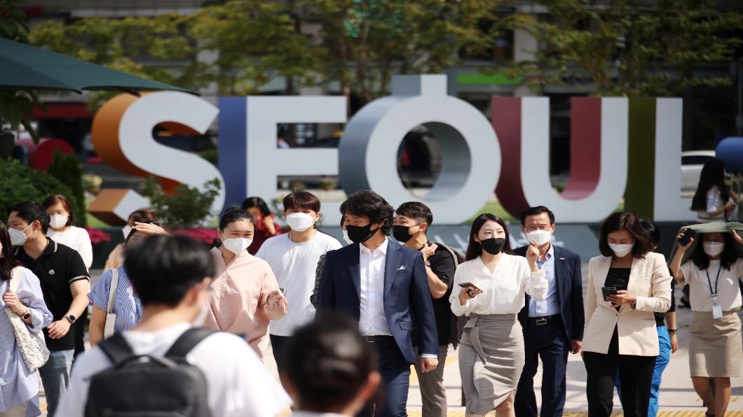 韓國11月起鬆綁營業時間限制，私人聚會最多12人。（圖／達志影像路透社）