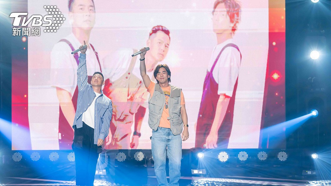 竇智孔（圖左）、柯有倫上TVBS全新華語音樂節目《#T-POP我們聽大的！！》。（圖／TVBS）