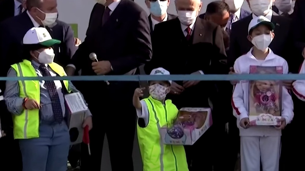 女童趁沒人注意時，一刀把彩帶剪斷。（圖／翻攝自Reuters YouTube） 全場傻眼！土耳其總統出席剪綵儀式　女童一動作搶先下手