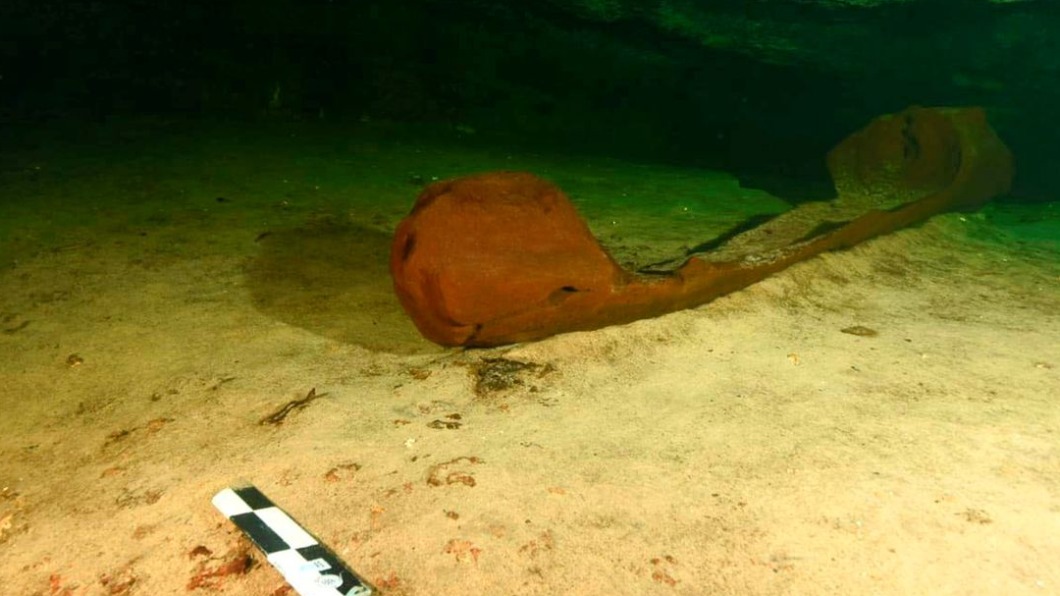 考古學家在淡水湖底發現保存良好的馬雅時期獨木舟。（圖／翻攝自Reuters 推特 @Reuters） 墨西哥考古發現「古馬雅獨木舟」！揭密千年前神秘功能