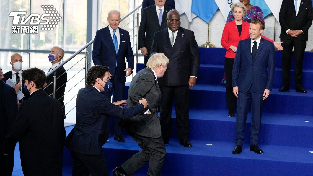 強生與杜魯多匆忙跑上台。（圖／達志影像美聯社） 英國首相G20大合照又遲到！被全場領導人狂噓