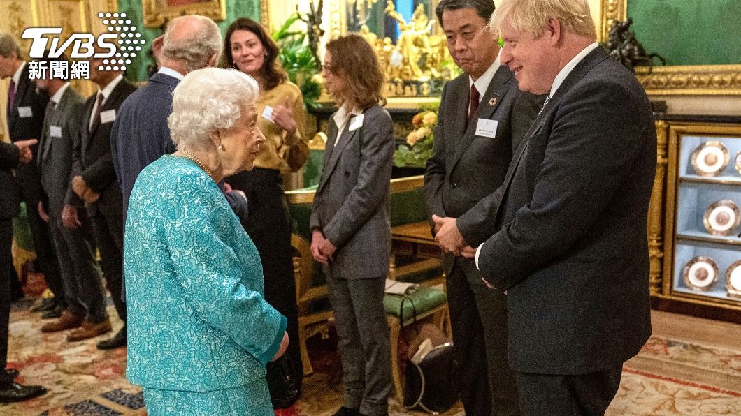 英國女王日前在在公開場合與強生交談。（圖／達志影像美聯社）
