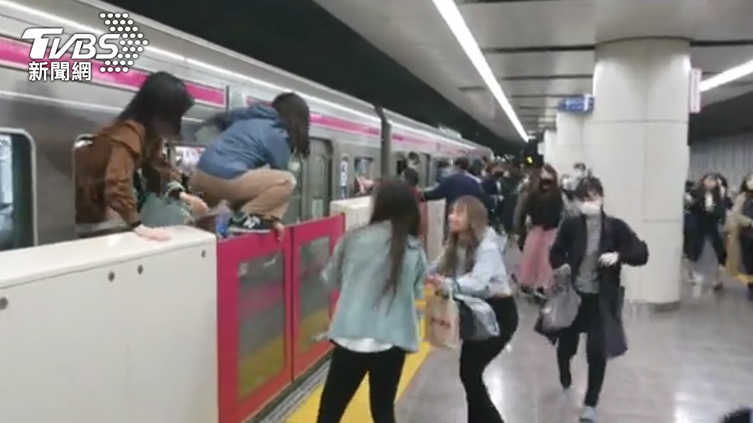 地鐵乘客驚嚇爬窗逃出。（圖／Twitter@siz33授權提供）