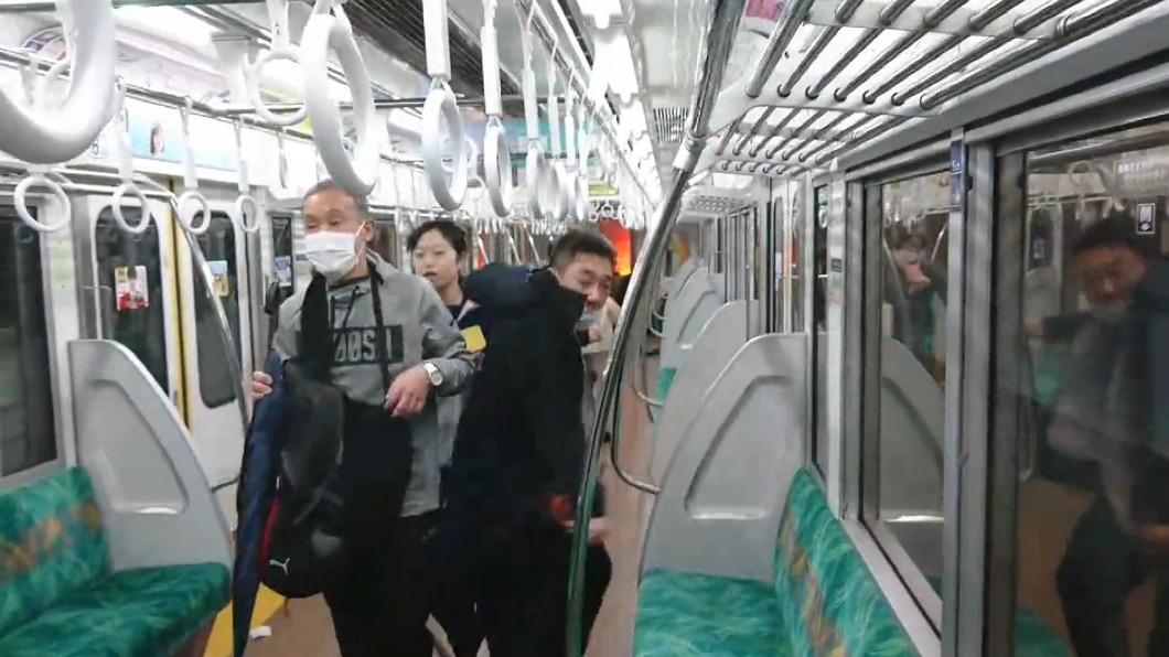 男子在東京電車內砍人縱火。（圖／Twitter@siz33提供）
