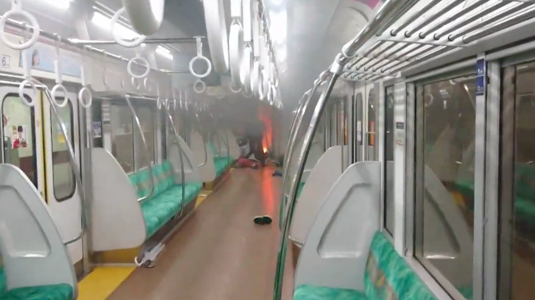 萬聖節當天，在日本東京的電車上發生了一件駭人聽聞無差別攻擊事件。（圖／翻攝自推特@siz33）