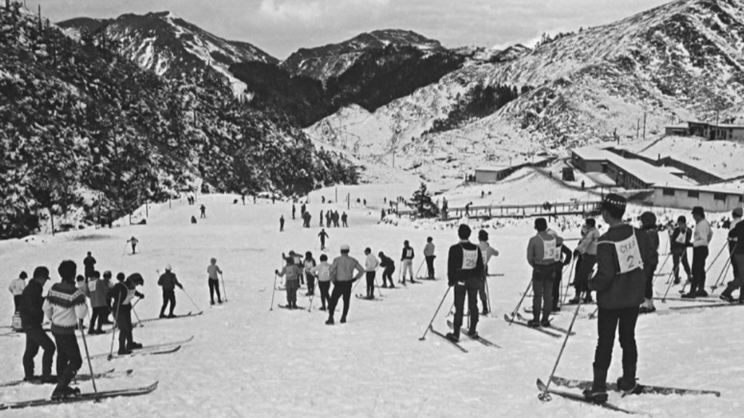 台灣首座滑雪場在合歡山。（圖／翻攝國發會臉書） 台灣首座滑雪場在這　60年前照勾網回憶：當兵寒訓去過