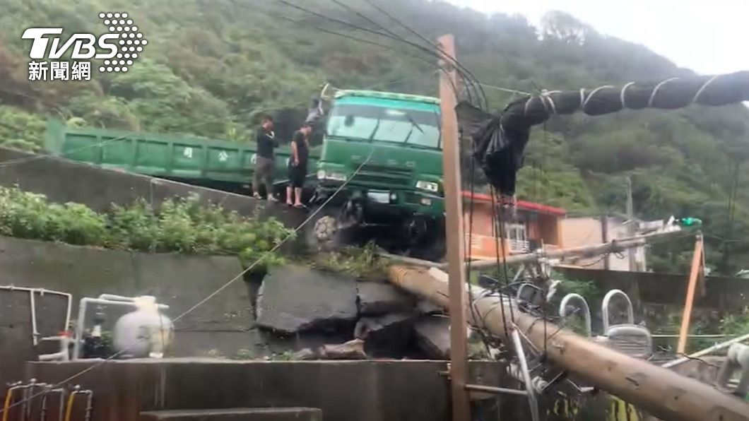 貢寮砂石車撞斷電桿！衝破護欄車頭懸空 鄰近住戶慘停電│TVBS新聞網