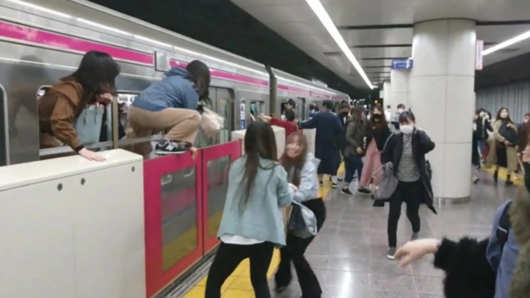 車上乘客跳窗逃生。（圖／翻攝自しずくβ @siz33推特） 日本電車小丑殺人案！電車宅一個動作神救援　網大讚英雄