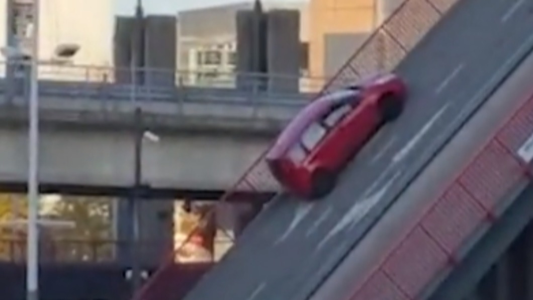 轎車卡在橋中間進退不得。（圖／翻攝自@rob_televisie推特）