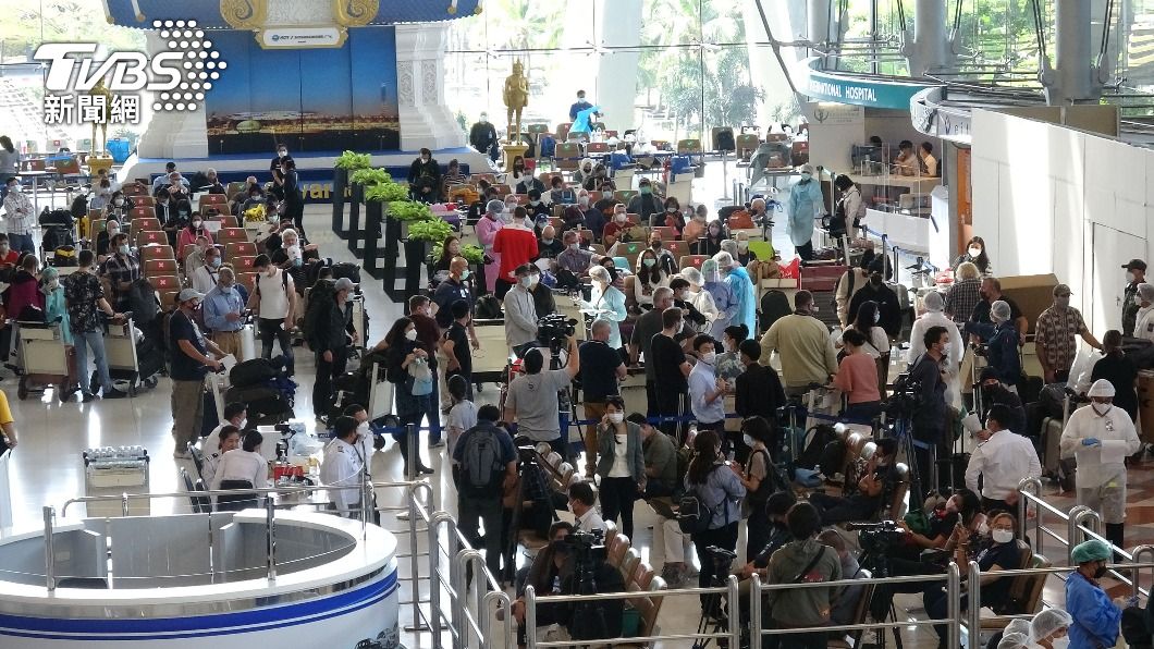 蘇凡納布機場入境大廳擠滿了等待前往旅館的旅客。（圖／中央社）