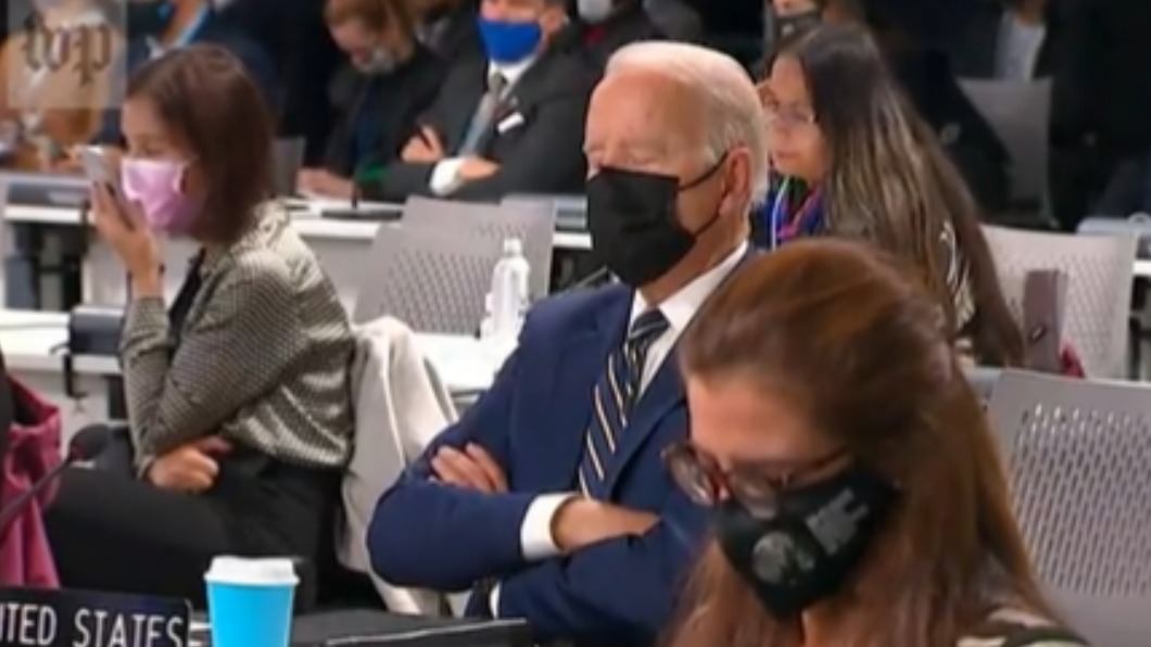 拜登在COP26峰會中打嗑睡的影片瘋傳。（圖／翻攝自@zachjourno Twitter）