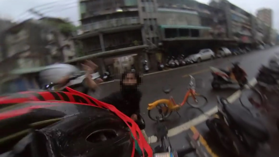 單車騎士遭毆打。（圖／YouTube）